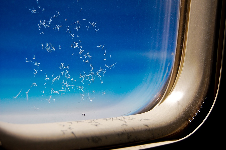 Noticias de aviación. Noticias de aviones. Pequeño agujero en la ventanilla de un avión.