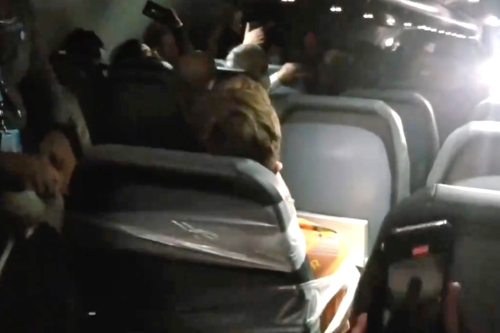Pasajero de Frontier Airlines pegado a su asiento con cinta aislante