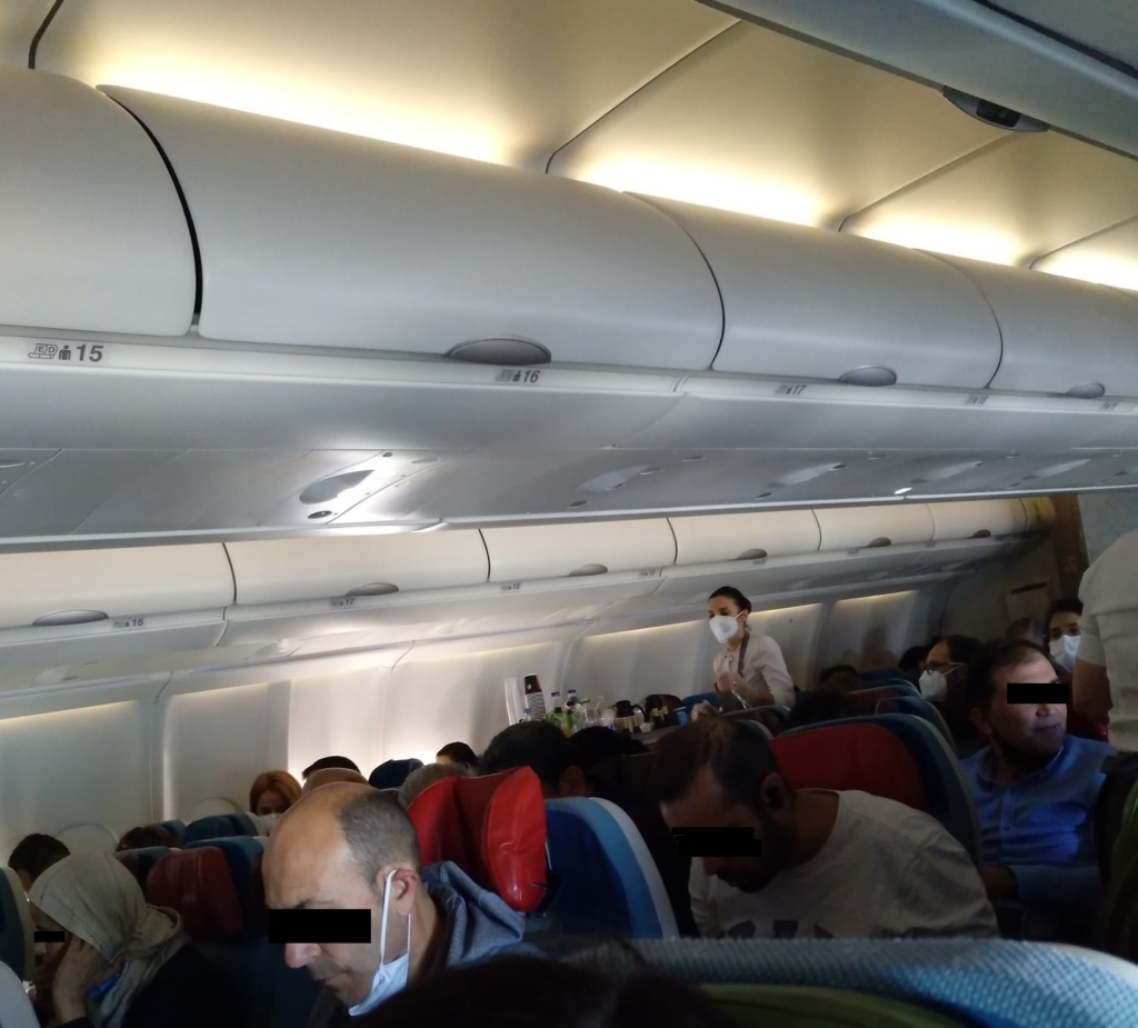 Pasajeros sin mascarilla dentro de un avión de Turkish Airlines