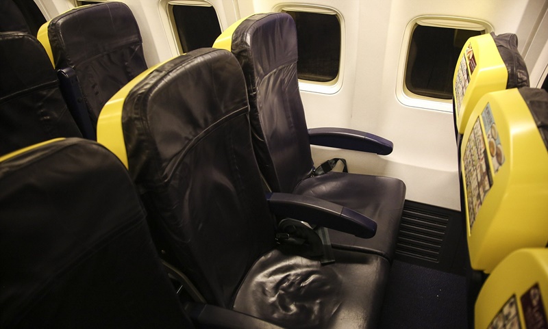 Asientos dentro de un avión de Ryanair.