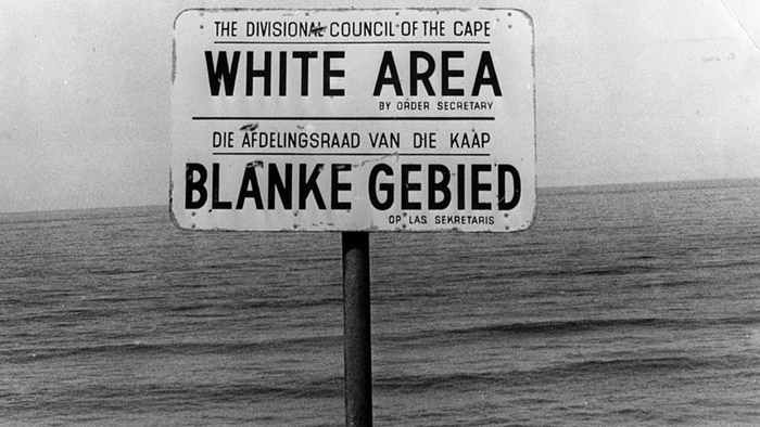 Letrero escrito en afrikaans durante la época del apartheid en sudáfrica