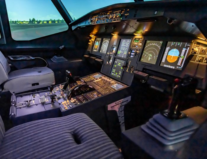 cabina de un avión con los mandos de control