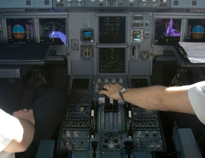 piloto zurdo controlando un avión comercial
