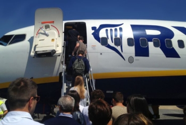 pasajeros embarcando en un avión de Ryanair