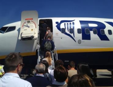 pasajeros embarcando en un avión de Ryanair