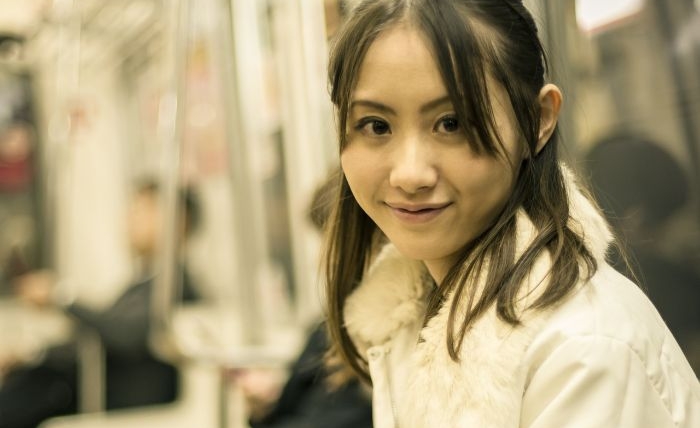 pasajera en el metro de tokyo