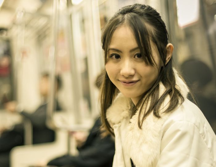 pasajera en el metro de tokyo