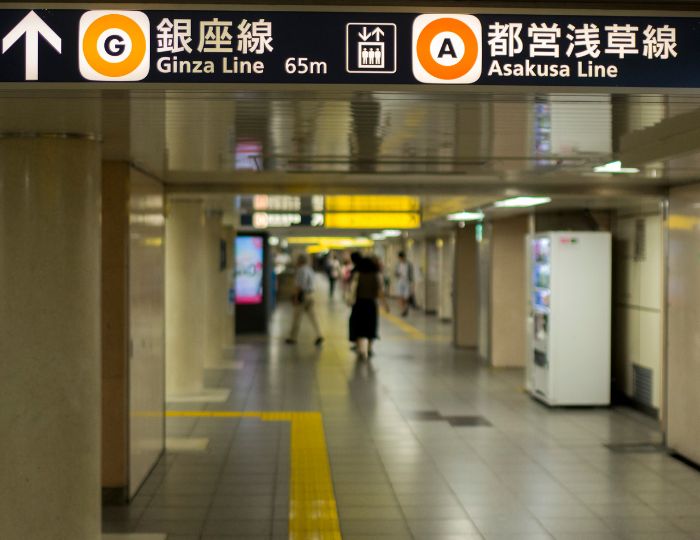indicaciones en el metro de Tokyo