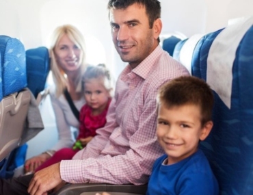 familia con hijos menores en un avion