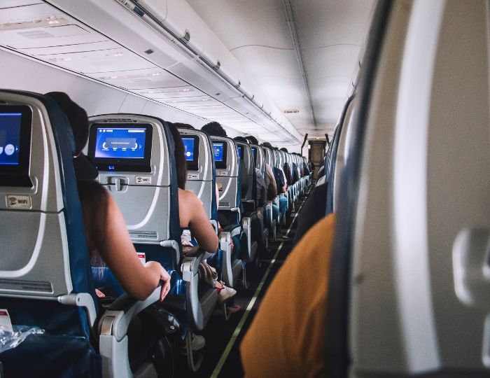 pasajeros sentados en un avion