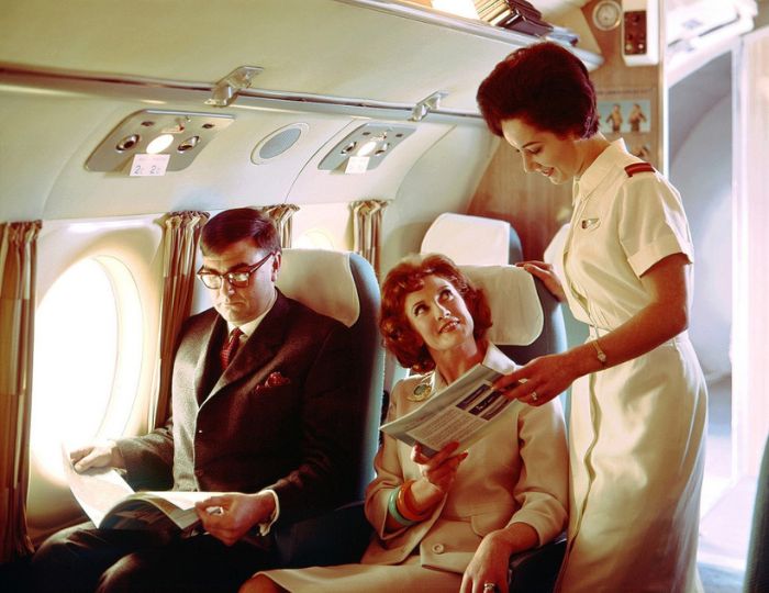 pasajeros de avión vestidos elegantemente