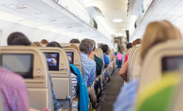pasajeros en cabina de avion
