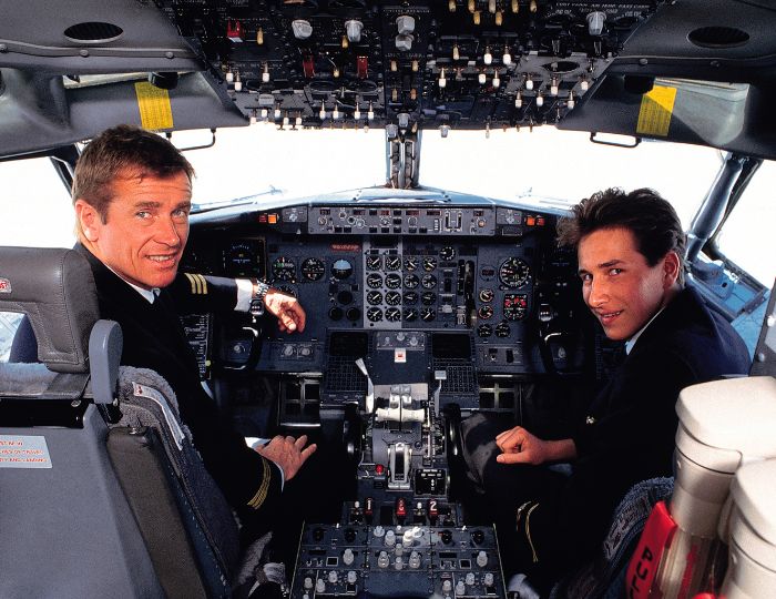 pilotos en cabina avion comercial