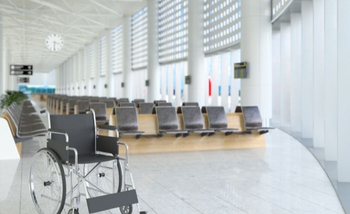 pasajeros en sillas de ruedas en los aeropuertos